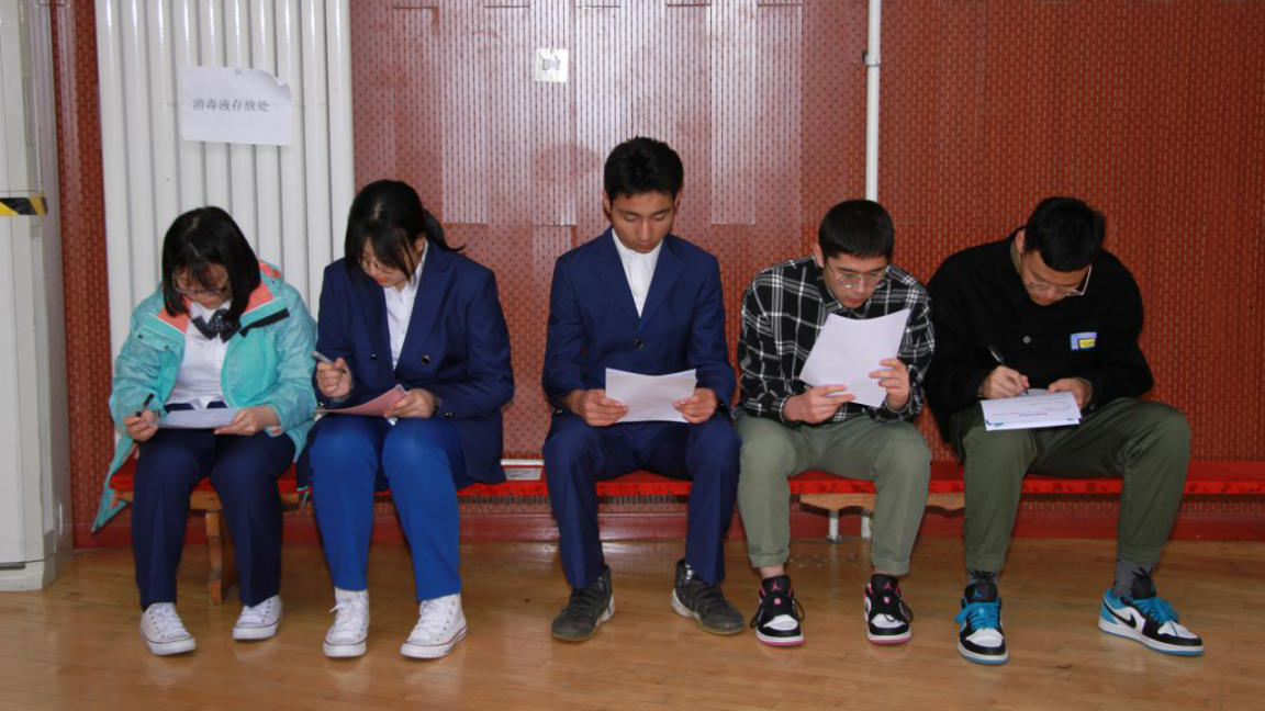 北京市大峪中学模拟招聘会：引导学生预见未来的自己 